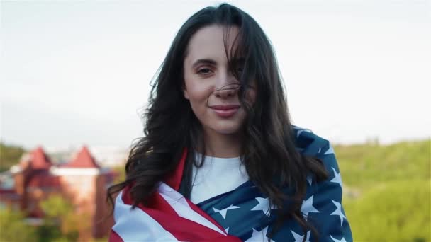 Donna caucasica coperta di bandiera americana — Video Stock