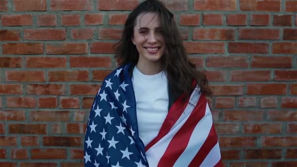 Blanke vrouw bedekt met Amerikaanse vlag — Stockvideo