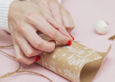 El yapımı, güzel, basit bir hediye kağıtta Noel yazısıyla birlikte.