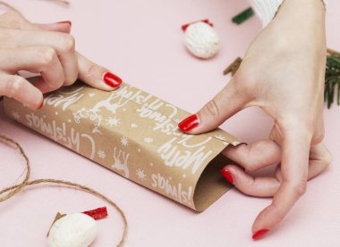 El yapımı, güzel, basit bir hediye kağıtta Noel yazısıyla birlikte.