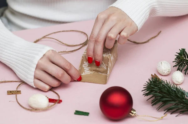 Ruční práce, krásné jednoduché balení dárek na svátky na papíře s nápisem Vánoce — Stock fotografie