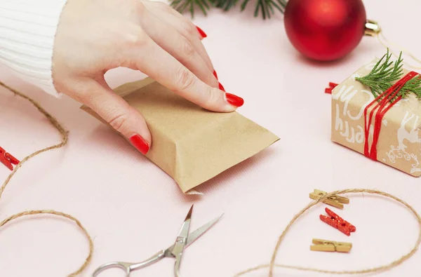 Ruční práce, krásné jednoduché balení dárek na svátky na papíře s nápisem Vánoce — Stock fotografie