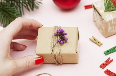 Tatil için el yapımı süslemeler, hediye paketi, kız hediye paketi.