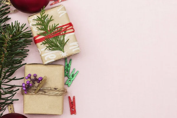 Ručně vyrobené krásné vánoční pozadí s dárkem a jedle větev, růžové pozadí — Stock fotografie