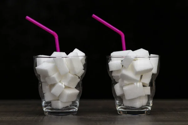 Beyaz şeker dolu bir bardak, şekerli bir kokteyl.,