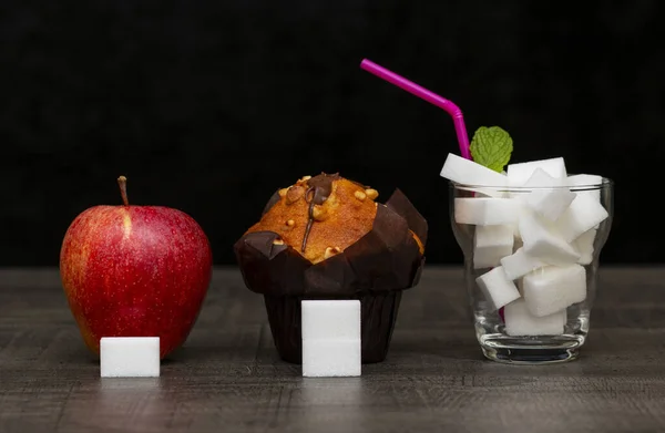 Elmalı pasta ve içecekteki şeker miktarı, şekerin miktarı.