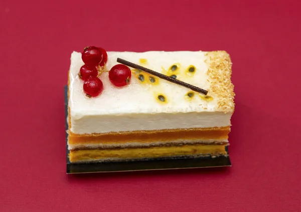 Havadar beyaz kremalı, kırmızı üzümlü, ağız sulandıran tatlı, kırmızı arka planda.