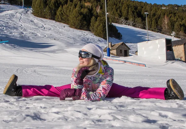 Karda sicim içinde güzel bir kız rahat bir kayak elbisesi içinde