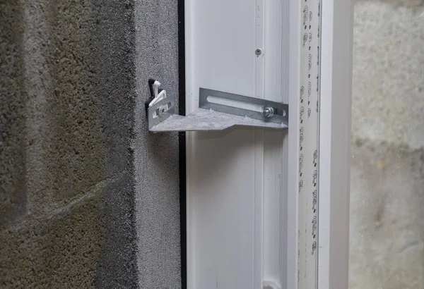 Plastik bir pencereyi duvara yapıştırma düzeyi