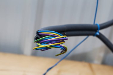 İzole bir şekilde elektrik tesisatı inşa etmek.