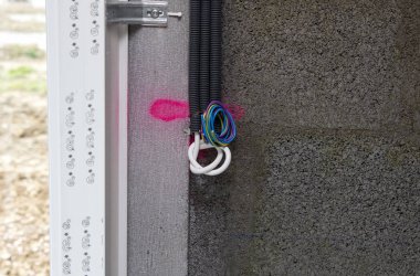 İzole bir şekilde elektrik tesisatı inşa etmek.