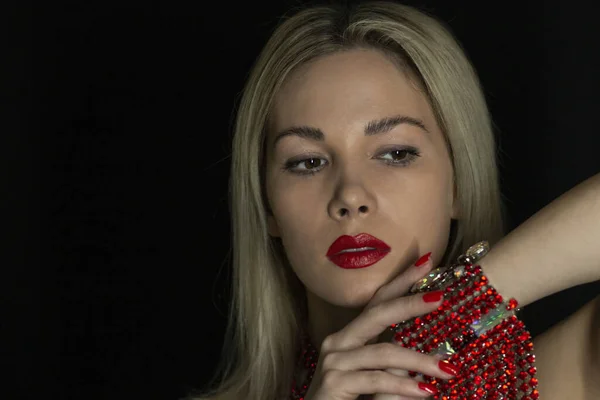 Değerli taşları olan kırmızı bilezik takan güzel kız.