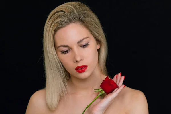 在深色背景上摆着红玫瑰的漂亮姑娘 — 图库照片