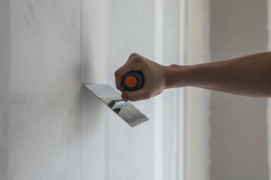 Eklemleri kendi başına panellerin arasına koy.,