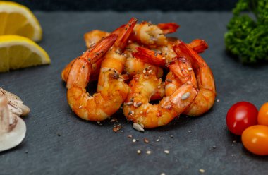 Ağız sulandıran taş tepside sebzeli taze karidesler