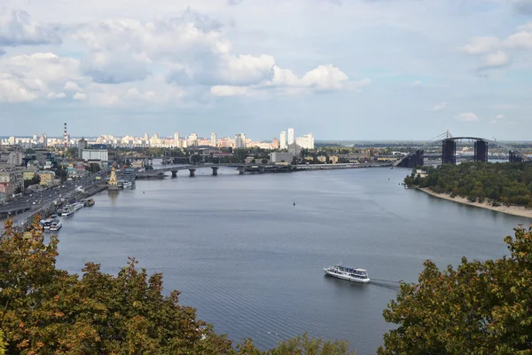 Vista da cidade Kiev e do rio Dnieper com uma nova ponte — Fotografia de Stock