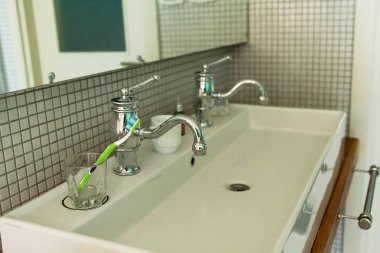 Modern beyaz lavabo .