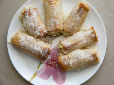 süzme peynir ile rulo kek .