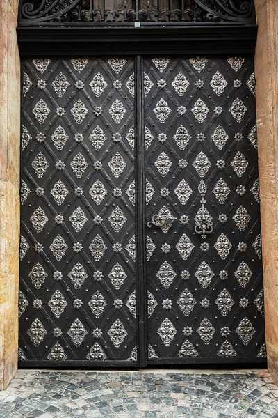 Portas e portas de madeira antigas  . — Fotografia de Stock