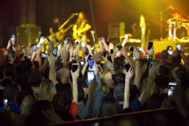 Konserde kalabalık ve bulanık sahne ışıkları .