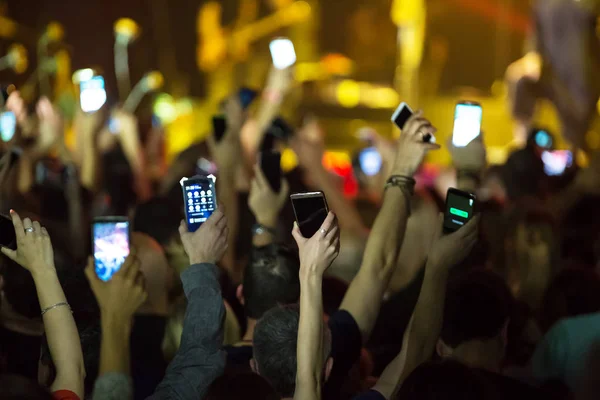 Folle al concerto e luci di scena offuscate . — Foto Stock