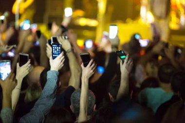 Konserde kalabalık ve bulanık sahne ışıkları .