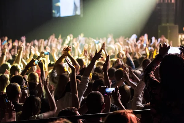 Folle al concerto e luci di scena offuscate . — Foto Stock