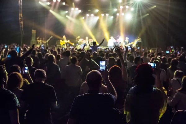 Folle al concerto e luci di scena offuscate . — Foto Stock