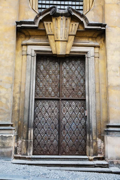 Antigos portões de ferro forjado e portas  . — Fotografia de Stock