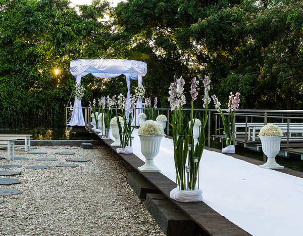 Еврейский хупа, свадебный путдор
 .