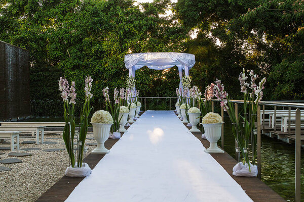 Еврейский хупа, свадебный путдор
 .