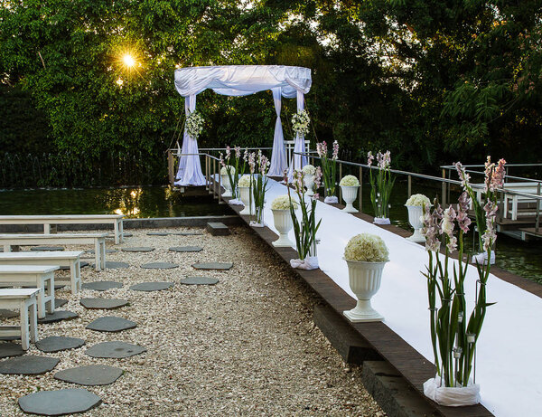 Еврейский хупа, свадебный путдор
 .