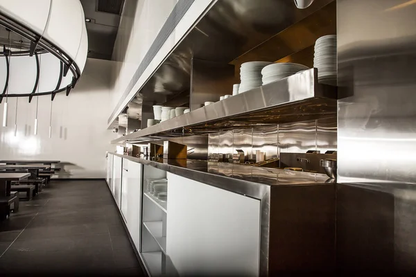 Cuisine professionnelle, comptoir de vue en acier — Photo