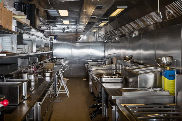Profesionální kuchyně, zobrazit čítače v oceli — Stock fotografie