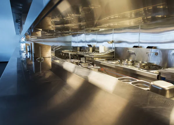 Cocina profesional, mostrador de vistas en acero — Foto de Stock
