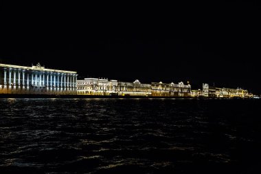 Saint Petersburg'daki Kış Sarayı gece .