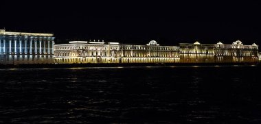 Saint Petersburg'daki Kış Sarayı gece .