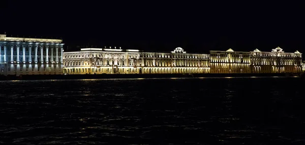 A noite do Palácio de Inverno em São Petersburgo  . — Fotografia de Stock