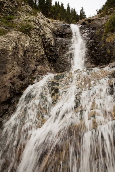 Cachoeira, desfiladeiro de Barskoon, região de Issyk Kul, Quirguistão  . — Fotografia de Stock