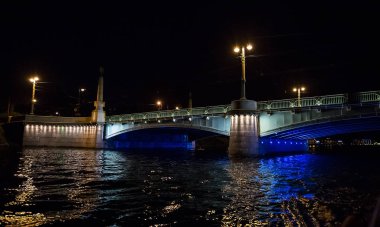 Gece cityscape nehir ve Saint-Petersburg Bridge'de .