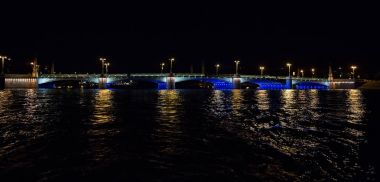 Gece cityscape nehir ve Saint-Petersburg Bridge'de .
