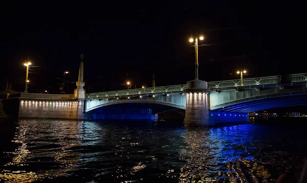 Gece cityscape nehir ve Saint-Petersburg Bridge'de . — Stok fotoğraf