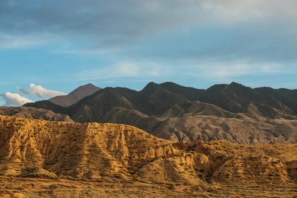 Kirgizistan. Södra stranden av Issyk-Kul . — Stockfoto