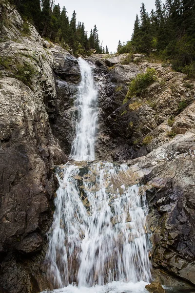 Cachoeira, desfiladeiro de Barskoon, região de Issyk Kul, Quirguistão  . — Fotografia de Stock