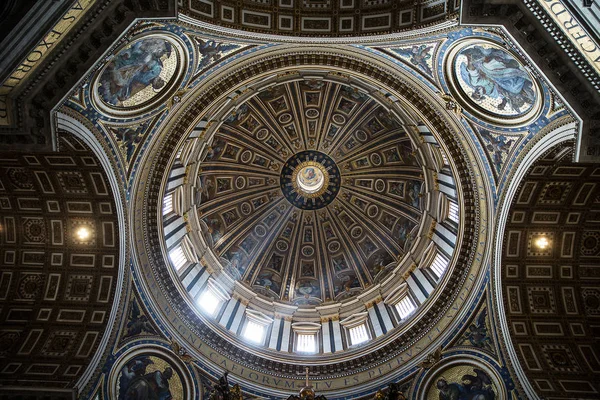 Foto de la cúpula de la Catedral de San Pedro desde el interior . — Foto de Stock