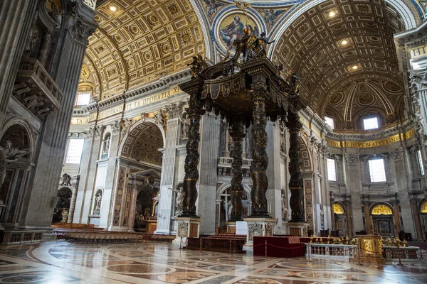 İç görünüm Saint Peter Bazilikası, Roma, İtalya . Stok Fotoğraf