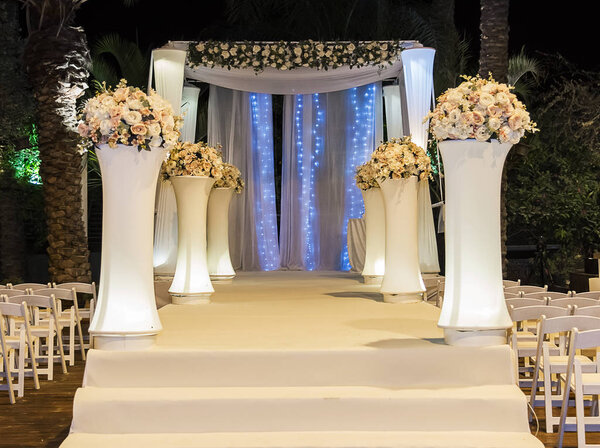 Еврейский хупа, свадебный путдор
 .