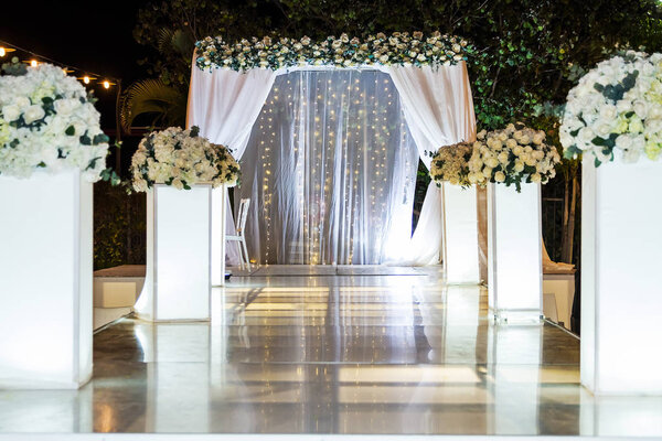 Еврейский хупа, свадебный путдор
 .