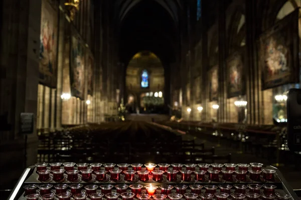 Encender velas en un templo católico  . — Foto de Stock