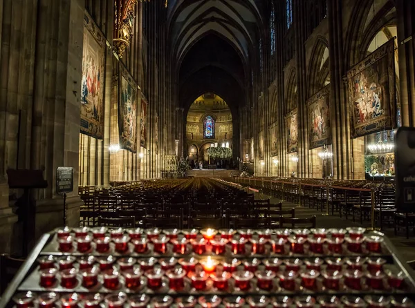 Encender velas en un templo católico  . — Foto de Stock